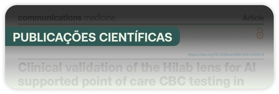 Imagem de um médico segurando um aparelho de exames