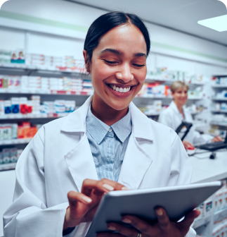 Farmacêutica representando exames laboratoriais em farmácias da Hilab