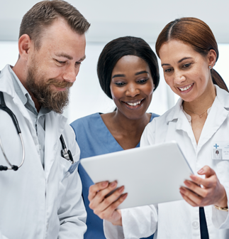 Três médicos operando um tablet em ambiente hospitalar