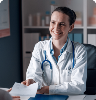 Médica sorrindo representando atendimento de medicina do trabalho