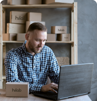 Homem trabalhando com produtos Hilab, representando distribuidores parceiros