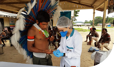 Profissional de saúde realizando teste em comunidade indígena