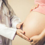 Médico examinando gestante no pré-natal