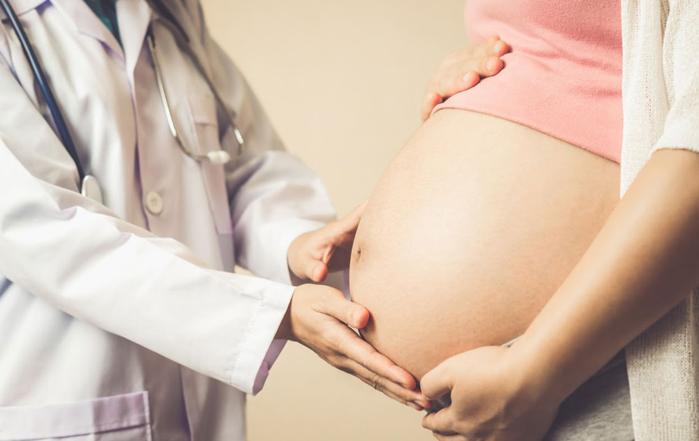 Médico examinando gestante no pré-natal