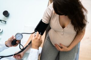 Médico investigando pressão alta na gravidez