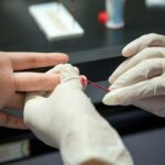 Coleta para teste rápido de HIV em farmácia