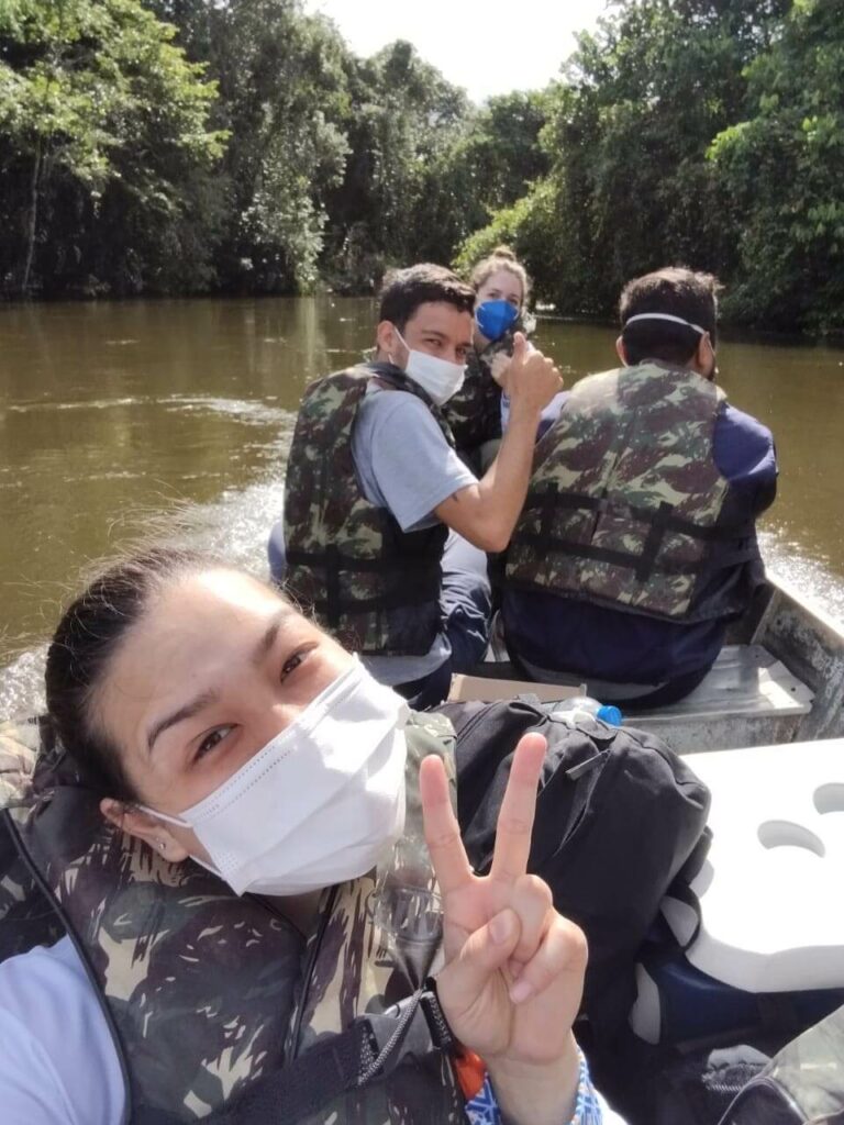 Equipe Hilab chegando de barco à comunidade Yanomami